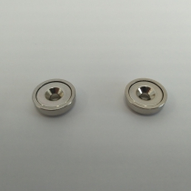 Holder for mounting the COMET Transmitter on magnetic surfaces