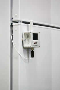 Holder for mounting the COMET Transmitter on magnetic surfaces